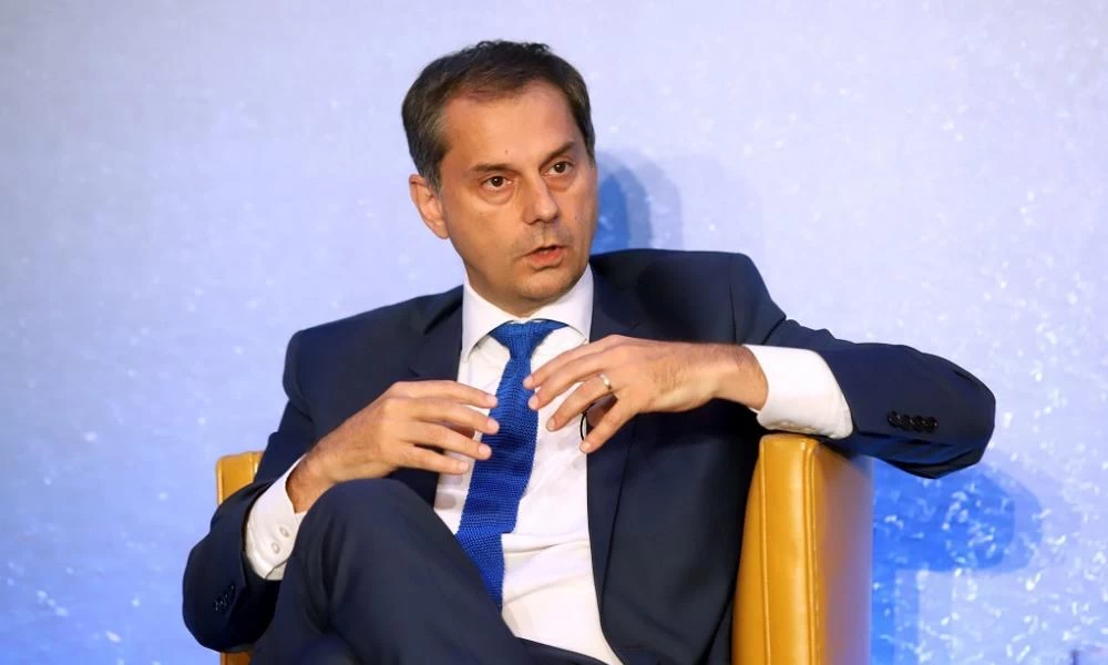 Θεοχάρης: Συζητάμε με την Βρετανία για τα πιστοποιητικά εμβολιασμού